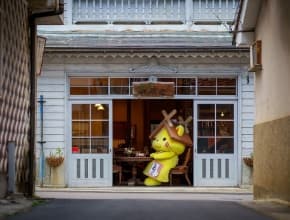 Shimane Prefecture’s cat mascot Shimanekko is very busy on social media. Users can follow them as they travel around the prefecture, visiting local businesses, museums, temples, and more. (Photo courtesy of Shimane Tourism Mascot “shimanekko” license agreement SHIMAKANREN No.8595)