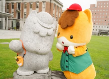 GUNMACHAN, mascot of Gunma Prefecture, stands next to a statue of himself outside the prefectural office building. (©Gunma pref. GUNMACHAN)