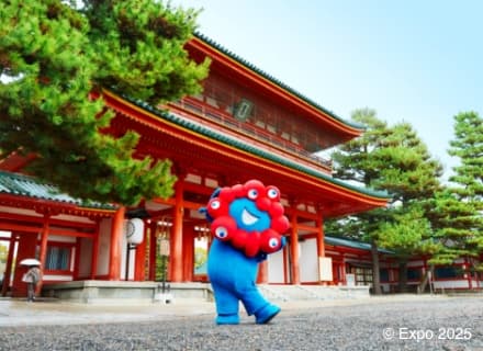 Myaku-Myaku is busy visiting many places to drum up enthusiasm for the Expo. Here he is visiting Kyoto in the Kansai region of Japan. (© Expo 2025)