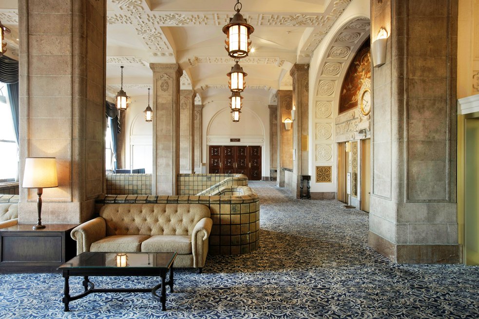 1927 年开业的新格兰酒店是横滨唯一一家古典风格酒店，以其西式建筑风格而闻名。