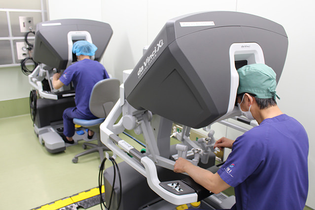 Dans les hôpitaux, certains chirurgiens utilisent des robots de téléprésence pour réaliser des interventions complexes.