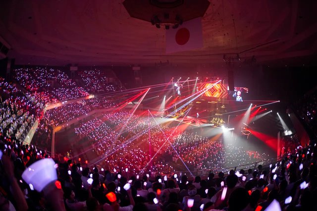 花谱 (KAF) 是首位在著名的日本武道馆音乐厅举办个人演唱会的虚拟主播。这次活动吸引了 7,000 名观众，可谓一票难求。