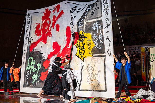 Two students add the final touches in a shodo performance, showcasing how the art is open to everyone. (Photo courtesy of The Shodo Performance Koshien Promotion Committee)