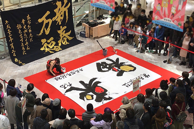 Calligraphy performances are sure to draw a crowd, as seen here with artist KUWANA Ryuuki. (Photo courtesy of Ryuki Kuwana, Japanese Calligrapher)