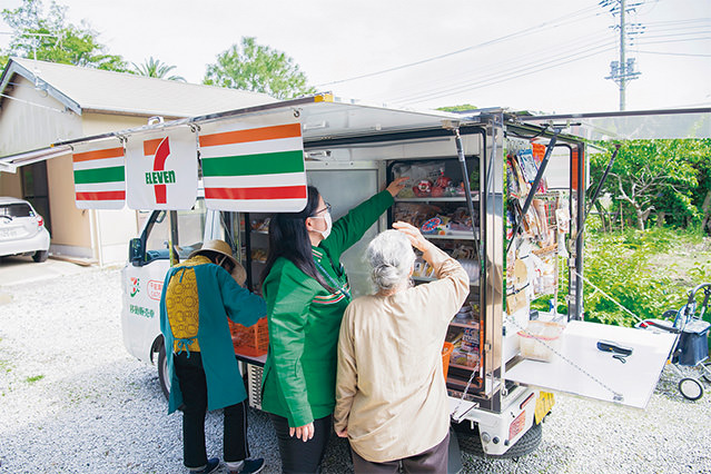 Mobile shops like this make it easy for people in remote communities to get daily necessities.