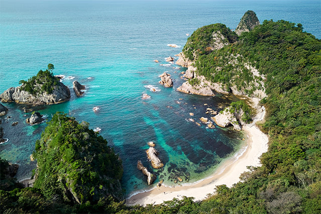 Joining kayaking and sightseeing boat tours is a fantastic way to enjoy the coastal scenery of the San’in Kaigan Geopark.