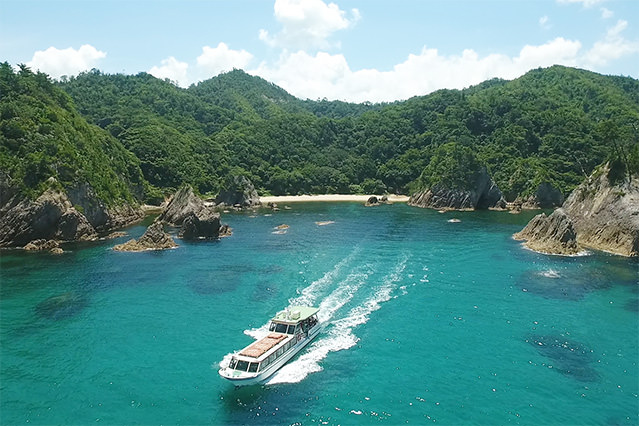 Sightseeing boats cruise the Uradome Coast, allowing visitors to enjoy the scenery from the water.