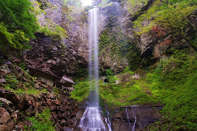 The Dangyo-no-taki Waterfall is beautiful in any season.