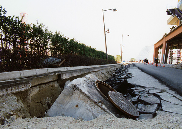 La tragedia del gran terremoto de Hanshin-Awaji en 1995, el cual se cree que causó el fallecimiento de al menos 5000 personas, ayudó a desarrollar muchas de las actuales normas de infraestructura de Japón.