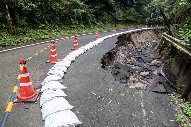 Los sacos de arena rellenados a mano, o do-nou, se han usado de muchas formas a lo largo de la historia a la hora de reparar carreteras. Se han utilizado incluso para acciones tan simples como la delimitación de zonas.