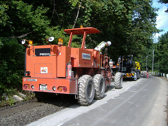 La empresa Sakai Heavy Industries fue pionera en el uso del estabilizador de suelos CAE, que en la actualidad se utiliza en muchas partes del mundo. En la foto, el modelo Sakai PM500 está reciclando el pavimento existente directamente en el lugar, mezclándolo con agentes estabilizadores, para crear una nueva base vial duradera. (Imagen cortesía de TOA ROAD CORPORATION)