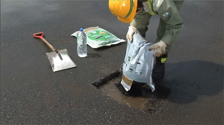 La capacidad de poder arreglar carreteras con un equipamiento mínimo puede ser decisiva en situaciones de emergencia.