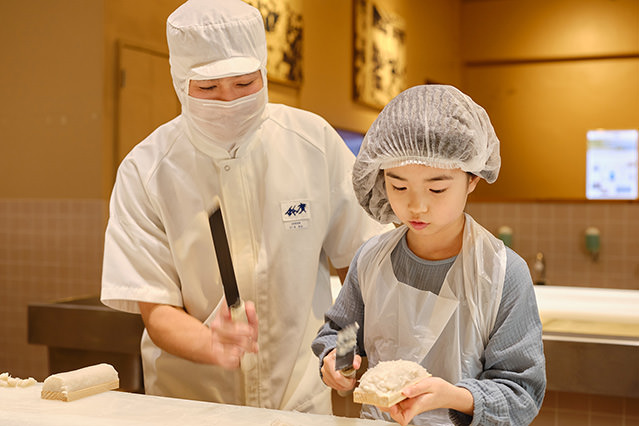 在小田原市亲手制作蒲鉾。（照片由 Suzuhiro Kamaboko 提供。）