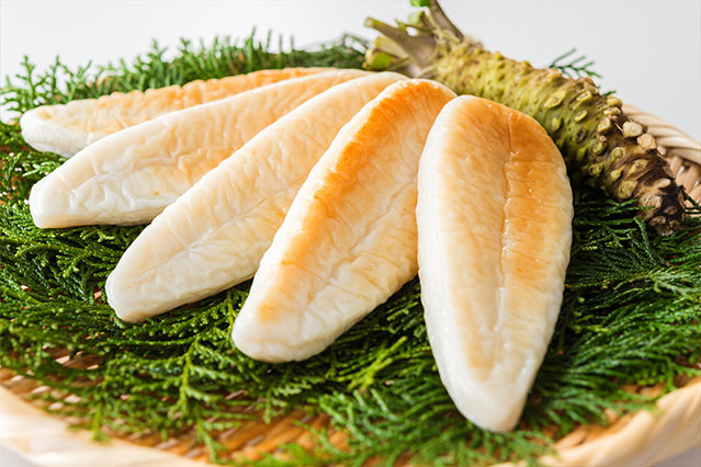 宫城县的蒲鉾采用传统造型，常塑作竹叶形状。