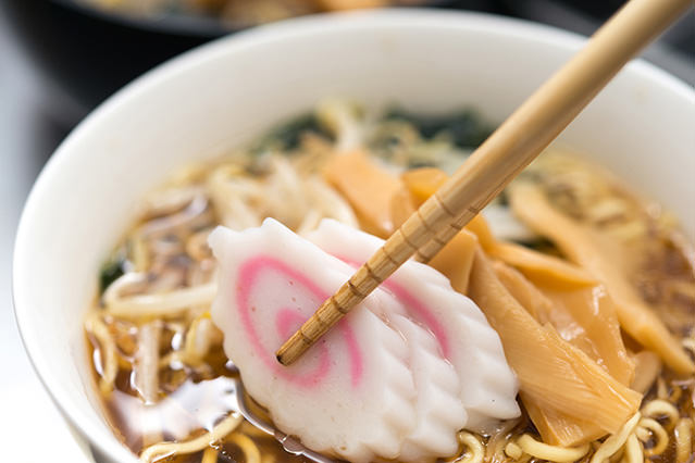 鸣门卷得名于闻名遐迩的漩涡奇观，此类蒲鉾常被用作拉面的浇头。