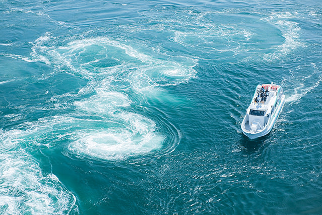 鸣门卷得名于闻名遐迩的漩涡奇观，此类蒲鉾常被用作拉面的浇头。