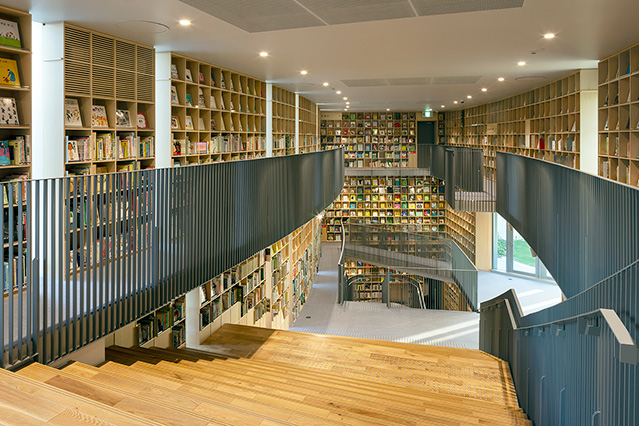La Children’s Book Forest, « la forêt de livres pour enfants », de Nakanoshima est une bibliothèque au design exceptionnel, spécialement conçue pour les enfants.