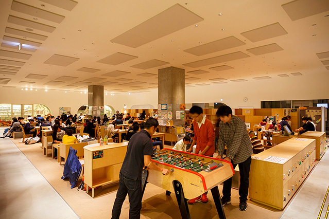 Les bibliothèques ne servent pas uniquement à la lecture, elles sont des espaces de vie collectifs importants. Avec l’aimable autorisation de People・Town・Information・Creation Hall Musashino Place
