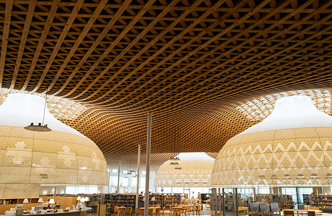 L’éclairage chaleureux et l’intérieur en bois de Media Cosmos en font un espace convivial pour lire ou étudier. (Avec l’aimable autorisation de Minna no Mori Gifu Media Cosmos)