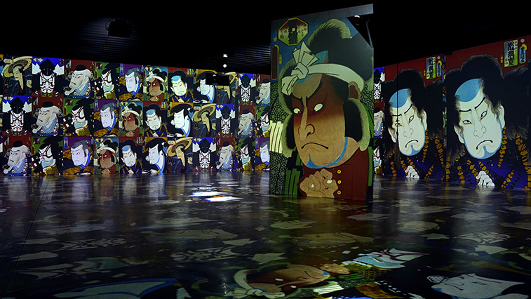 Les œuvres d’art japonais anciennes projetées sur les surfaces de l’espace d’exposition de la bibliothèque ont transporté les visiteurs dans un décor de l’époque féodale. (Avec l’aimable autorisation du ©Kadokawa Culture Museum, Conception et direction artistique : GIANFRANCO IANNUZZI, Production de contenu multimédia : KARMACHINA)