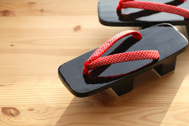 The quality of geta often reflected the wearer’s status, ranging from simple wooden ones to beautifully lacquered footwear, as shown here.