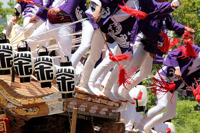 The flexibility and ergonomics of jika-tabi make the footwear a popular choice for occasions where balance and grip are essential. They can often be seen worn at festivals by those riding the festival floats.