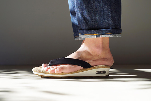 Goyemon uses modern technology to innovate traditional Japanese setta sandals. (Photo courtesy of goyemon)