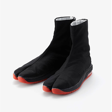 Contemporary shoes inspired by jika-tabi have also been created. (Photo courtesy of MARUGO)