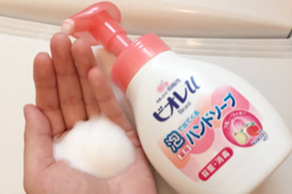 This hand soap dispenser gives out soap in the form of a foam when you press the pump.This makes it easy to wash your hands thoroughly.(Images provided by Kao Corporation)