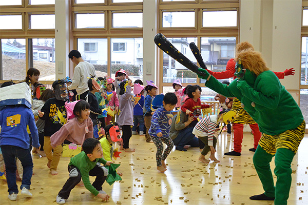 一家幼儿园的“豆莳”（撒豆子）照片 图片提供：岩手县泷泽市