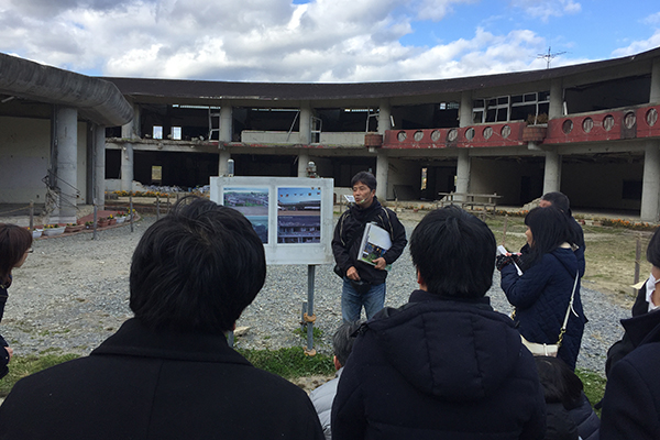 一位目击者在原大川小学进行讲解。石卷市为了纪念这场灾难，保留了学校的遗迹。