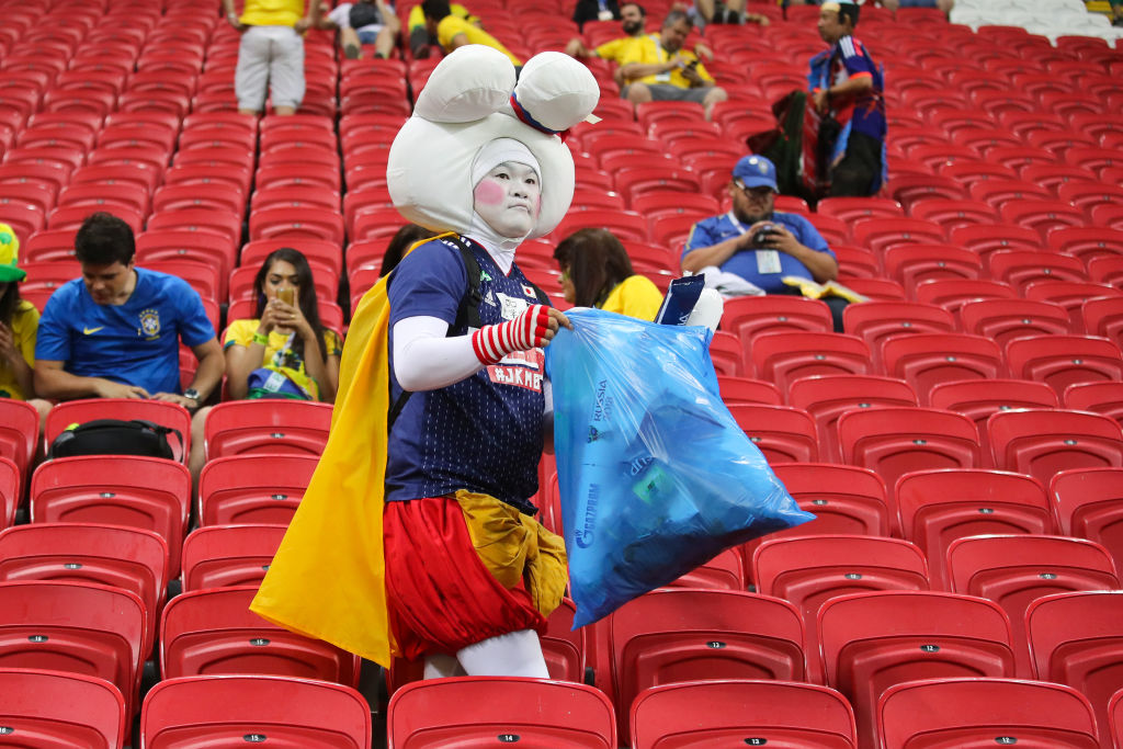 Japanese supporters collecting trash after the end of a Japanese match at the 2018 Soccer World Cup in Russia (Getty）