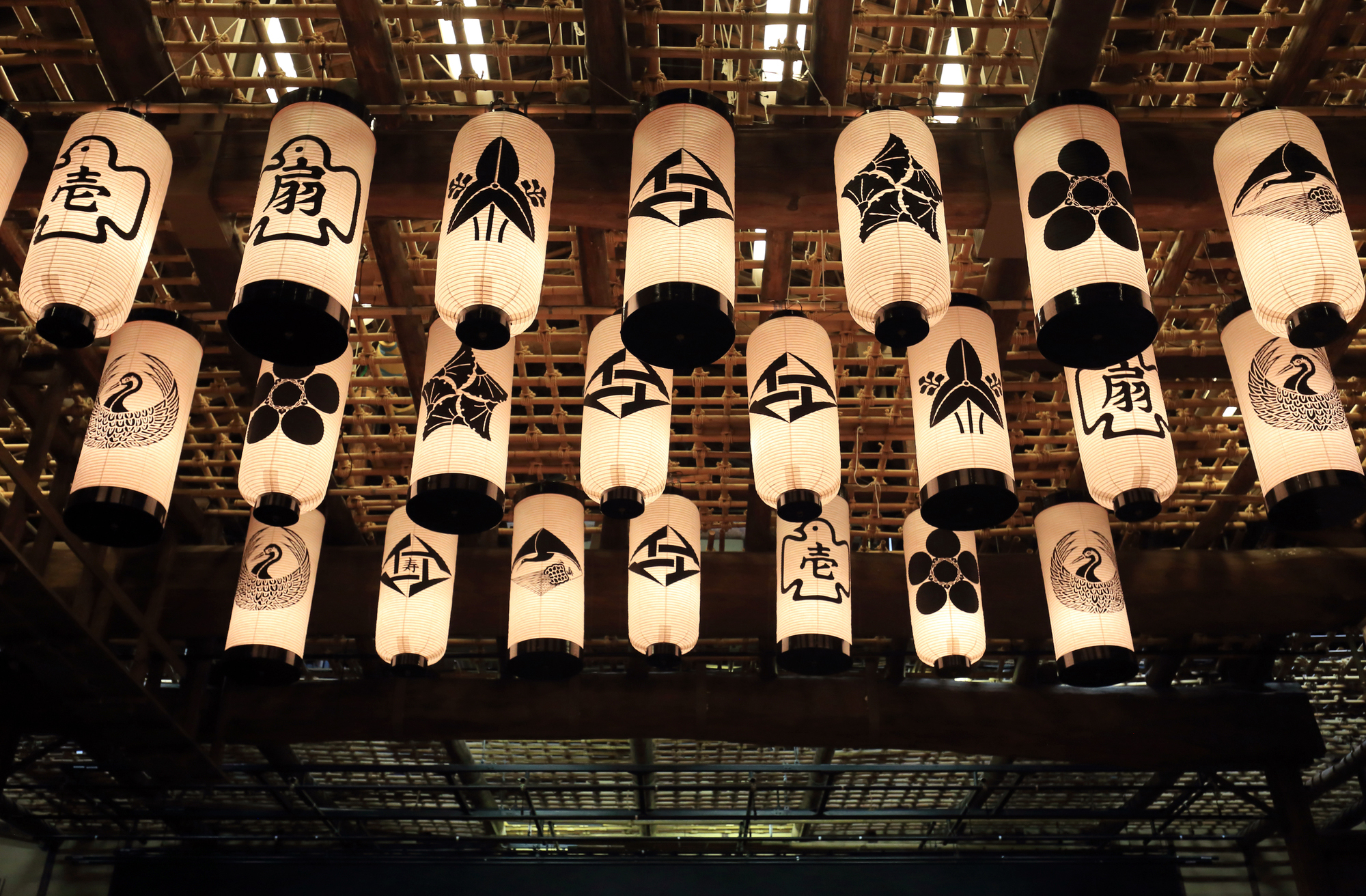 At the Kompira Kabuki held in Kagawa Prefecture, lanterns depicting the Kamon of the actors in the cast are hung from the ceiling. Traditional Japanese theater called "Kabuki" is performed at this theater, which is the oldest playhouse in Japan