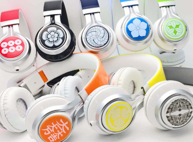 印有家徽的耳机（提供：小川新闻店）