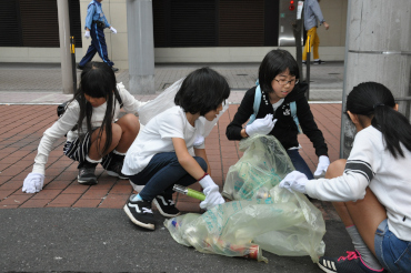 Niños de primaria participando por primera vez en un “Concurso <i>Spo-Gomi</i>”