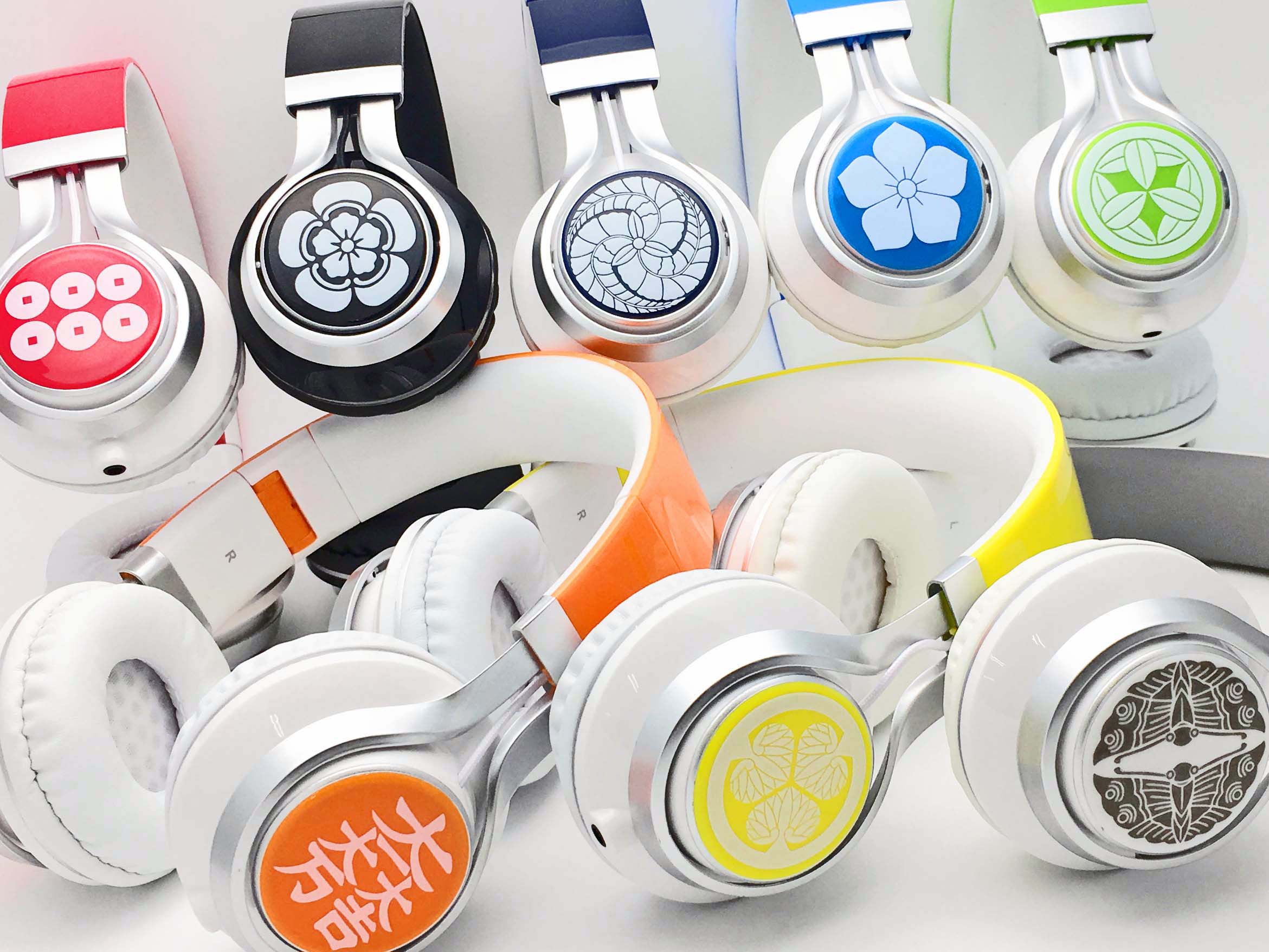 Audífonos diseñados con Kamon (Fuente: Tienda diario Ogawa）