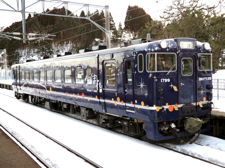 Train <i>Nagamare Kaikyo Go</i> à l’arrêt dans la gare d’Oshima-Tobetsu (Ville de Hokuto, Hokkaido) de la compagnie <i>Donan Isaribi Tetsudo</i>